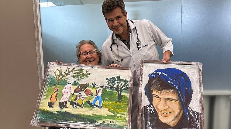 Em tratamento renal, paciente homenageia médico com quadro