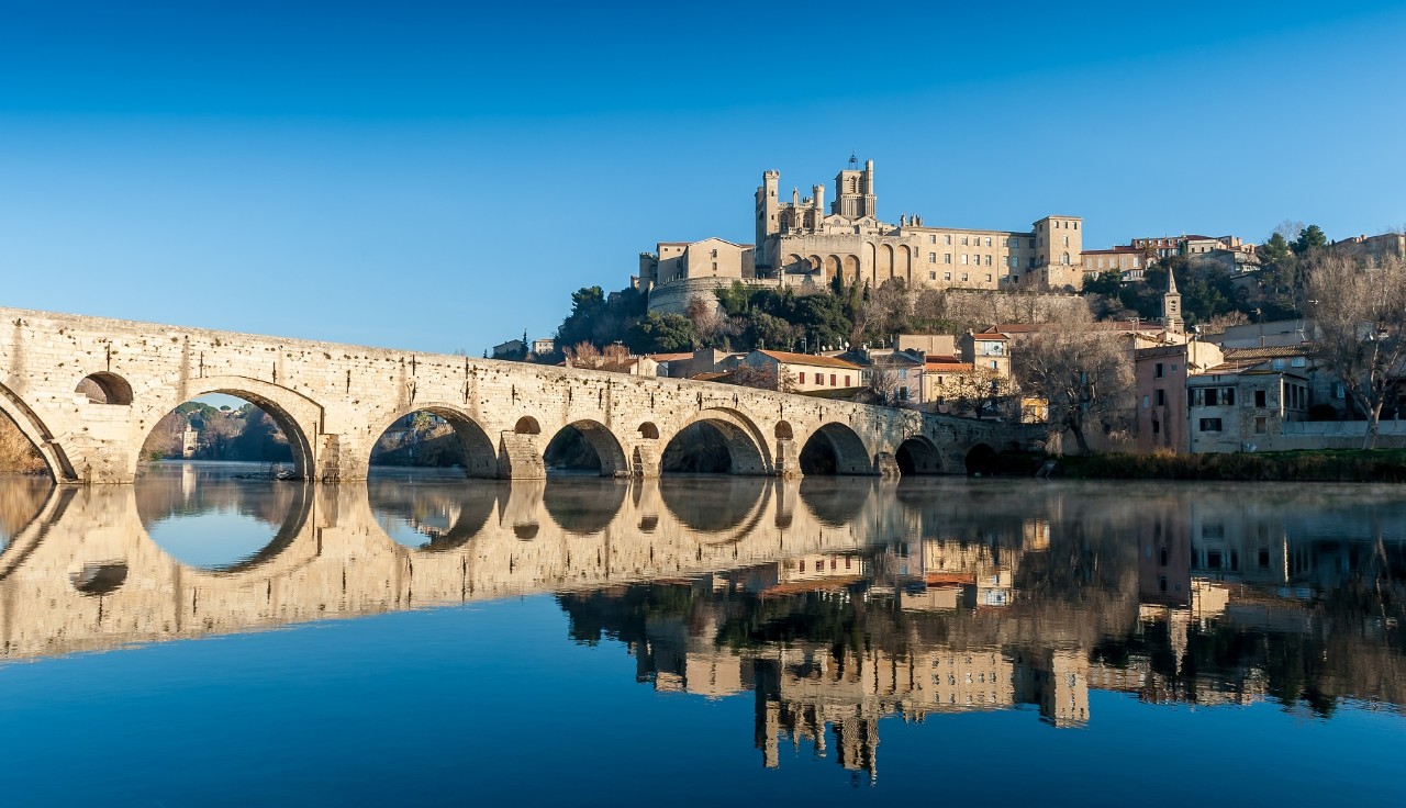 Le Pont Vieux et la cathédrale sur l'Or à Béziers, Hérault, Occitanie , France
