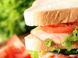 Sie sind unterwegs? Nehmen Sie eine Zwischenmahlzeit mit. Beispielsweise ein Sandwich.