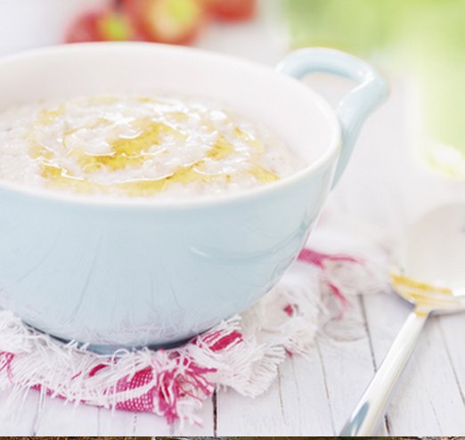 Breakfast porridge with yoghurt and honey