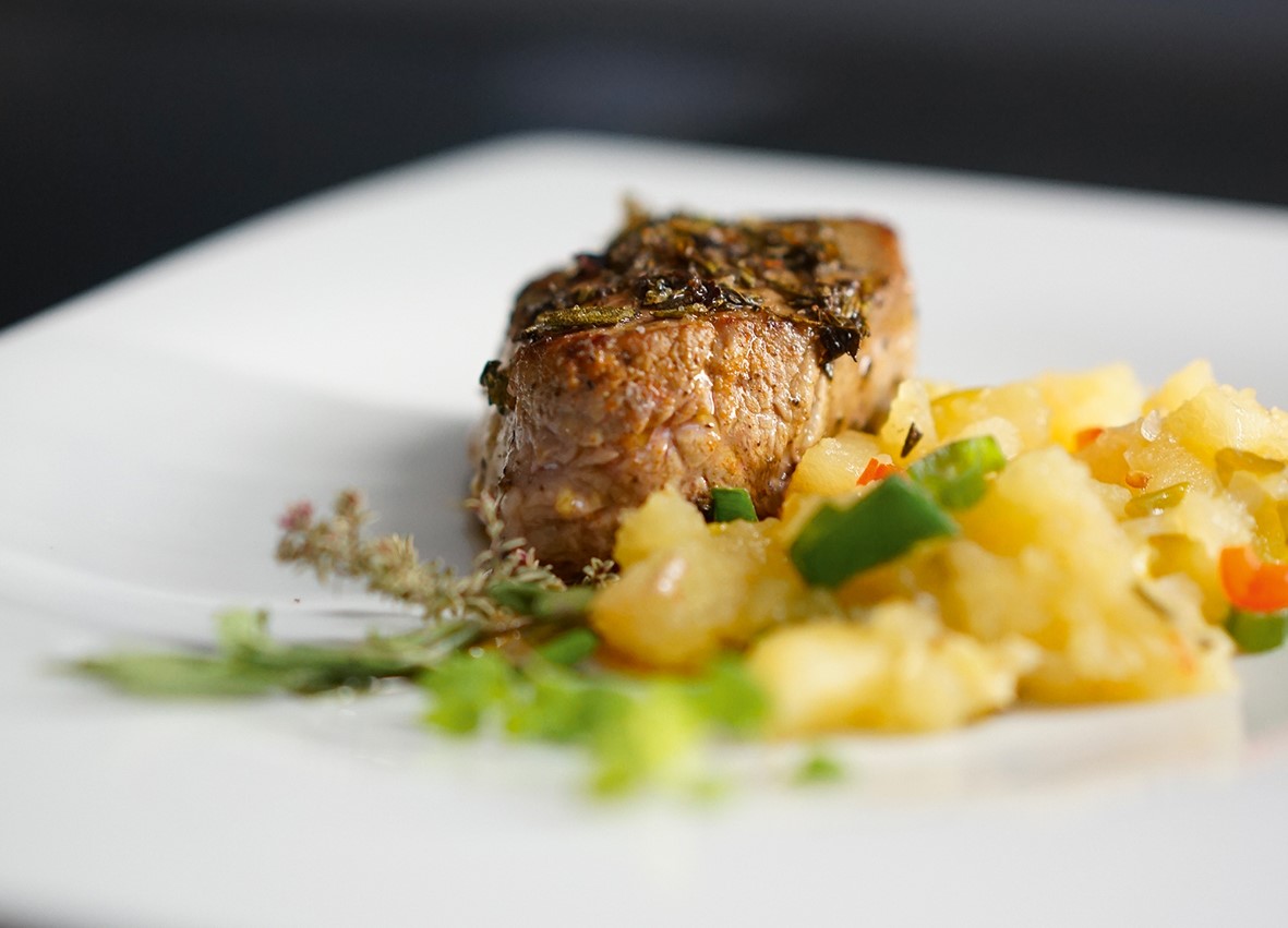 Veal tenderloin with apple sauce