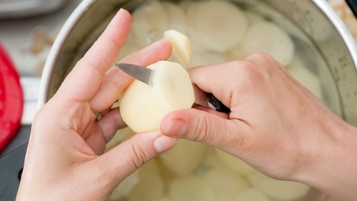 Tagliate a cubetti e immergete (in acqua) le patate e le verdure prima di cucinarle.