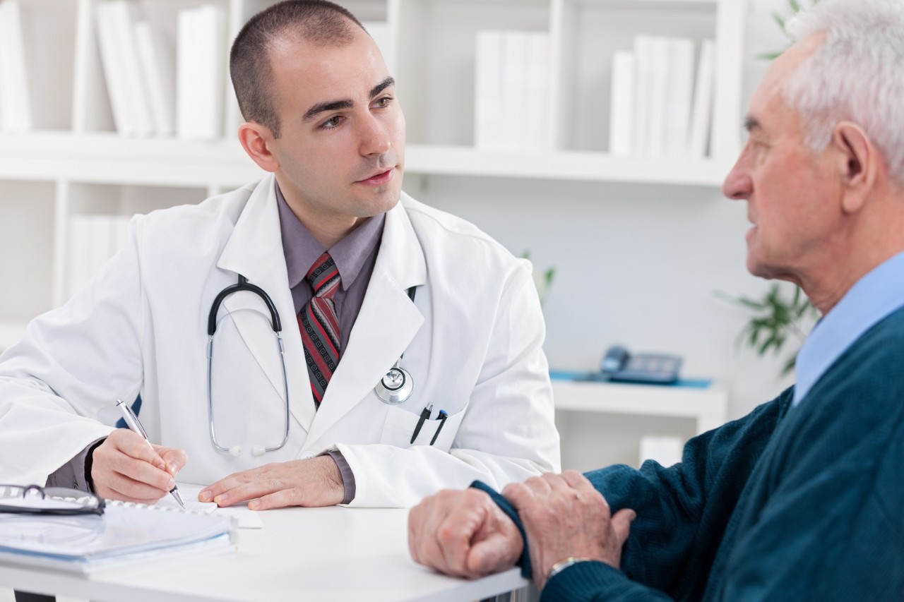 doctor explaining diagnosis to his male patient.
